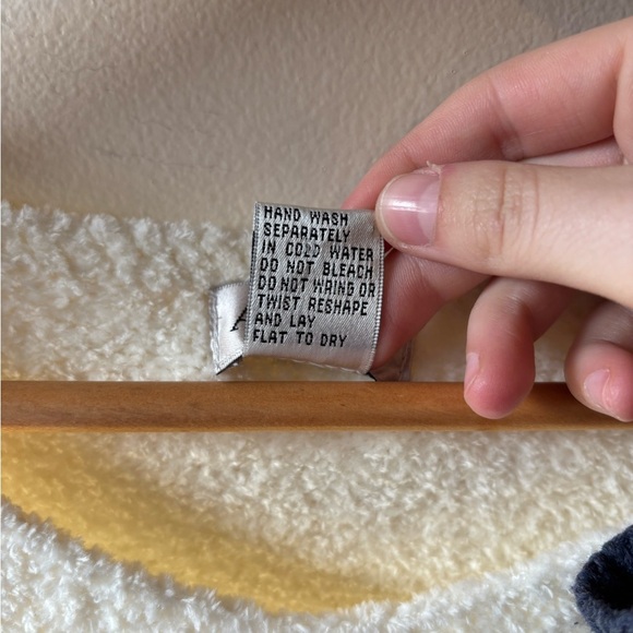 Elegant Cream Sweater with frayed sleeves - Picture 7 of 7